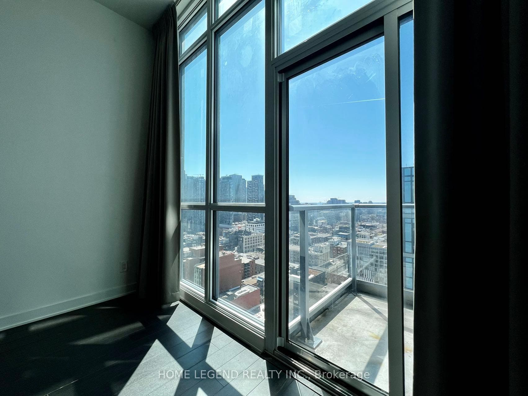 210 Simcoe Street Unit 2510 photo 9