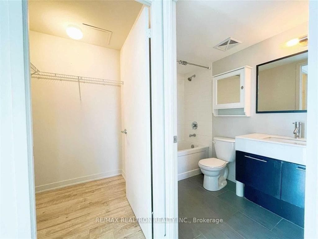 126 Simcoe Street Unit 2508 photo 4