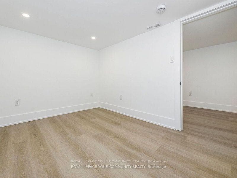 886 Runnymede Road photo 37
