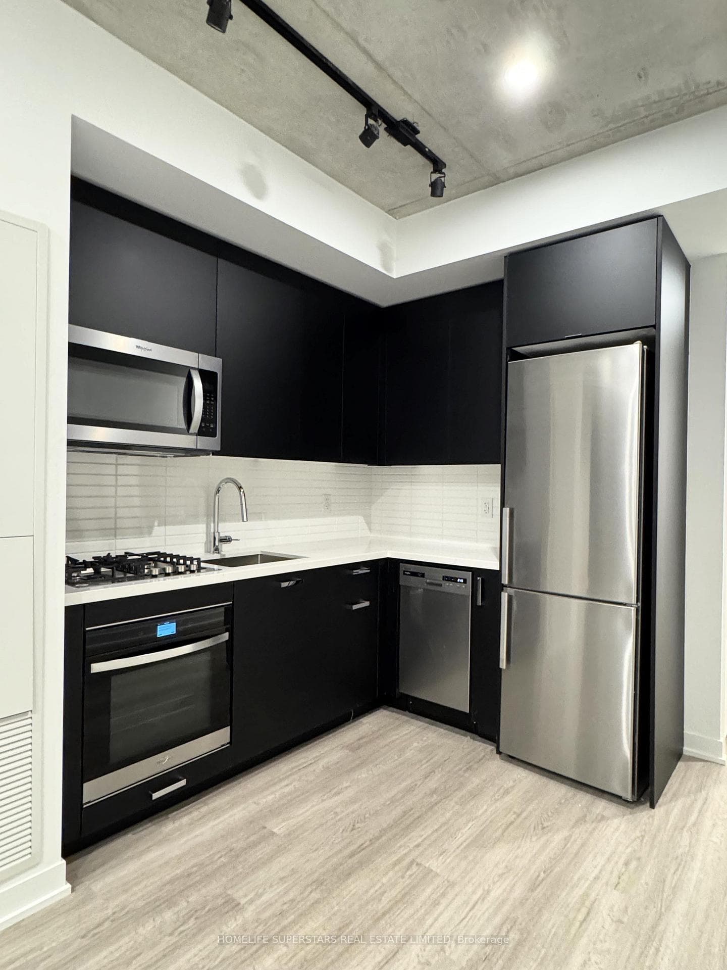 195 McCaul Street Unit 1806 photo 5