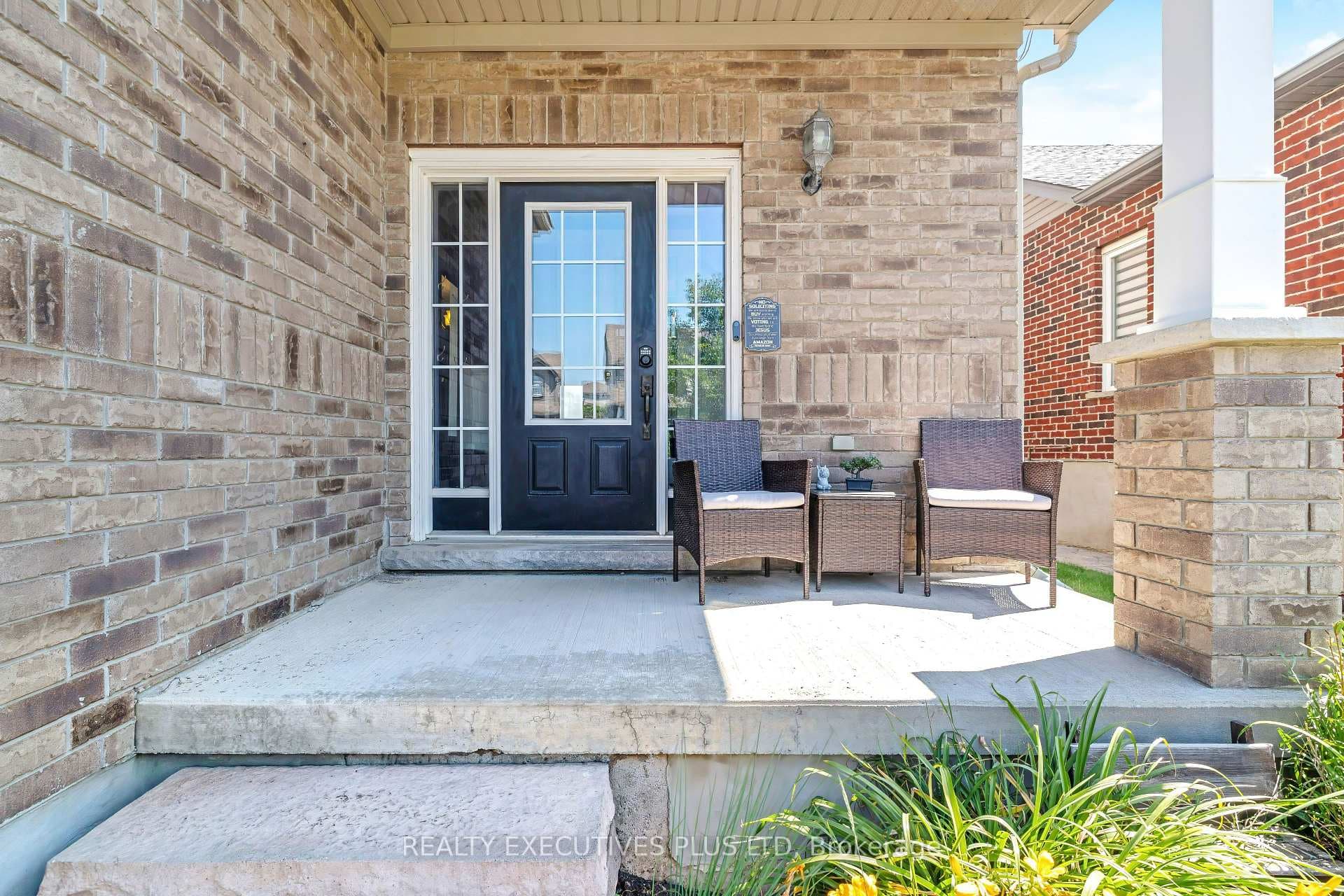 56 Dinnick Crescent photo 3