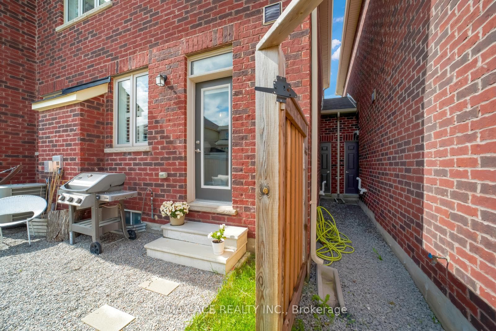 75 Mondial Crescent photo 39