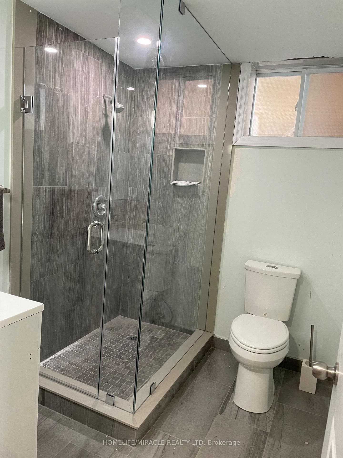 1105 Eastmount (Lower) Avenue photo 8
