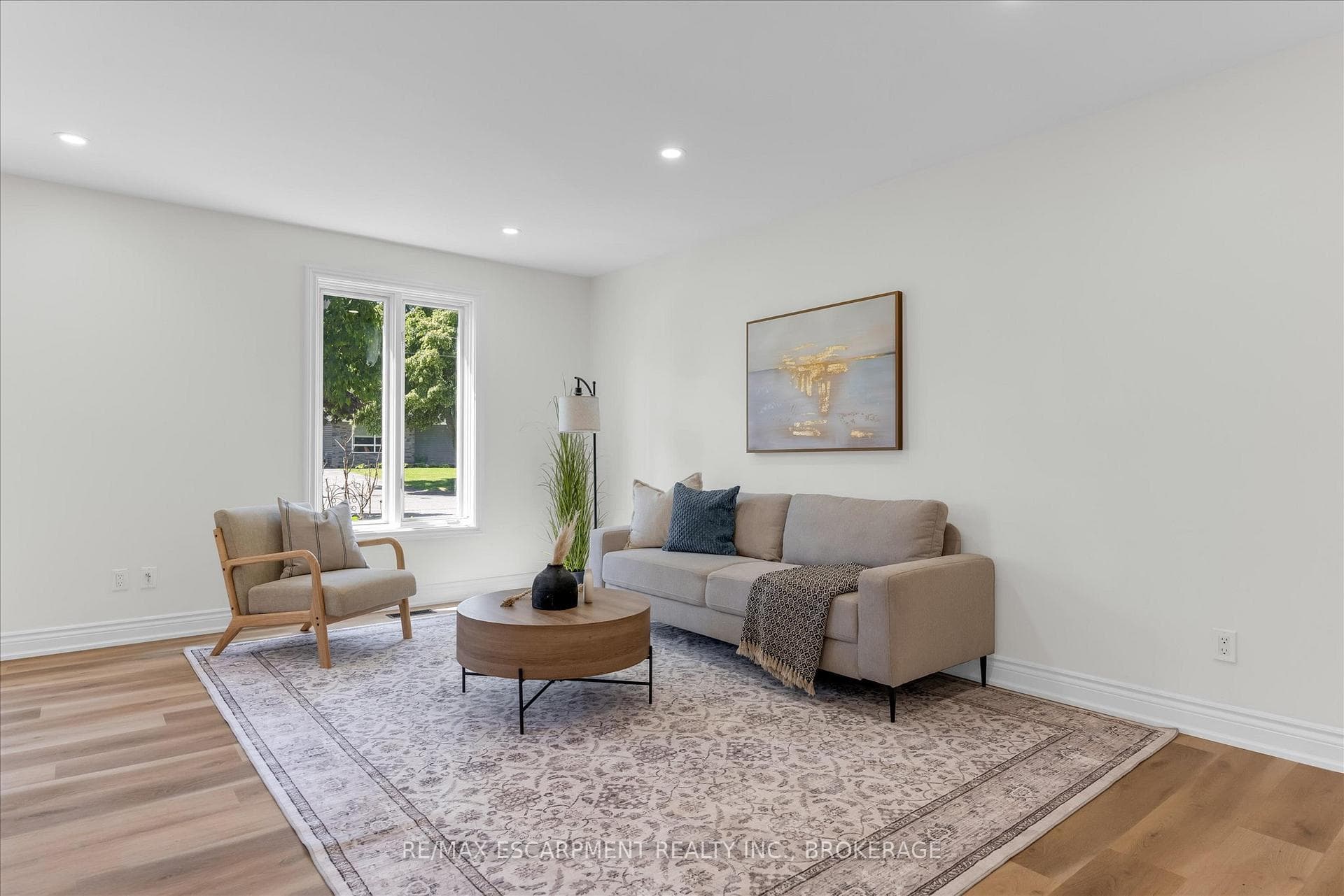 49 Grove Avenue photo 4