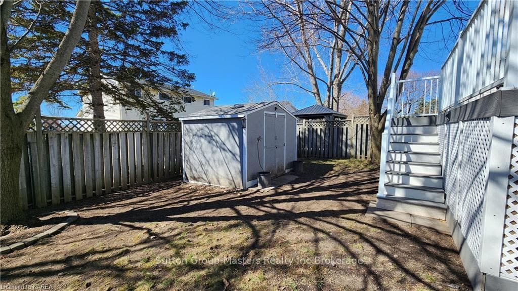 835 LARCHWOOD Crescent photo 42