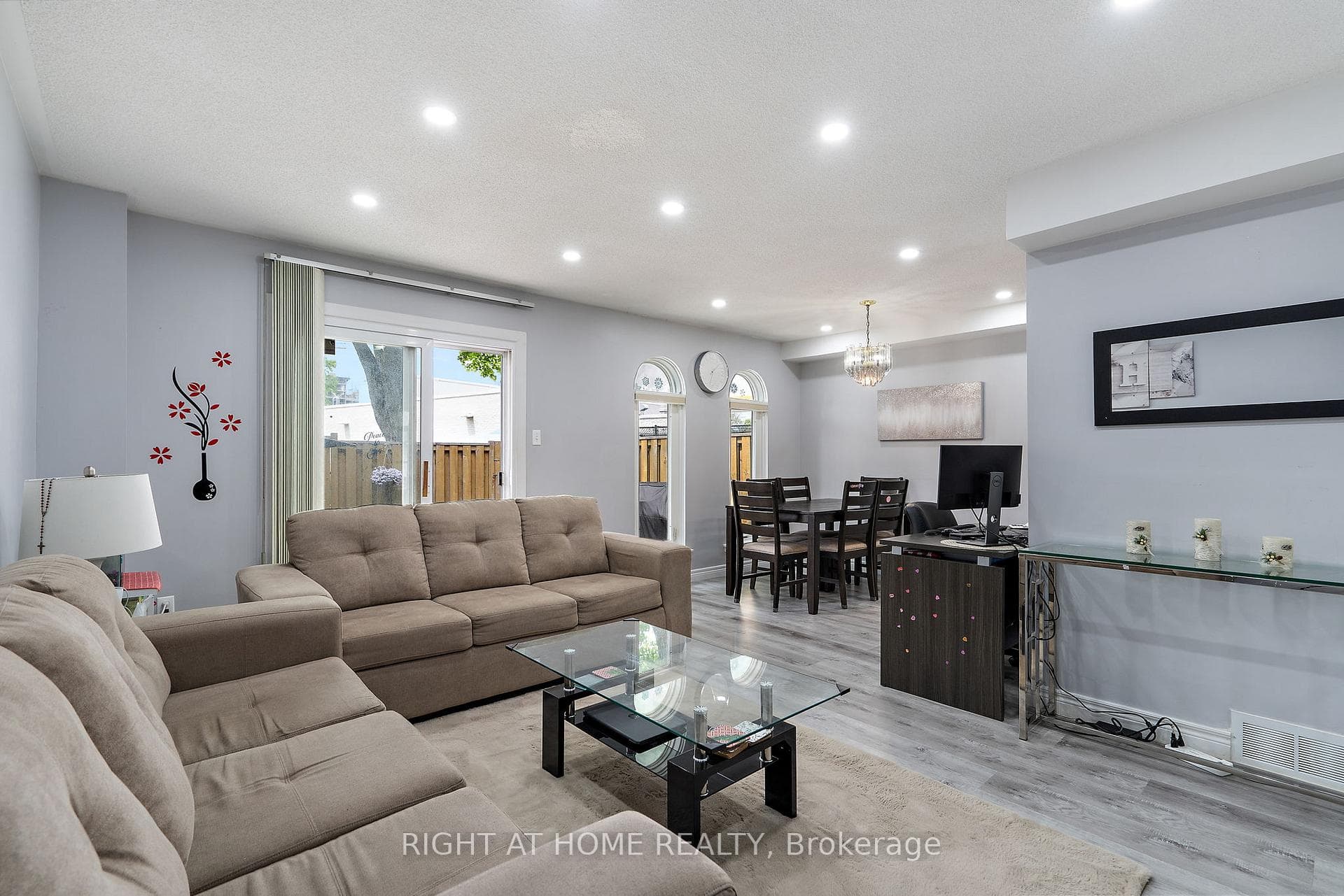 2075 Warden Avenue Unit 11 photo 9