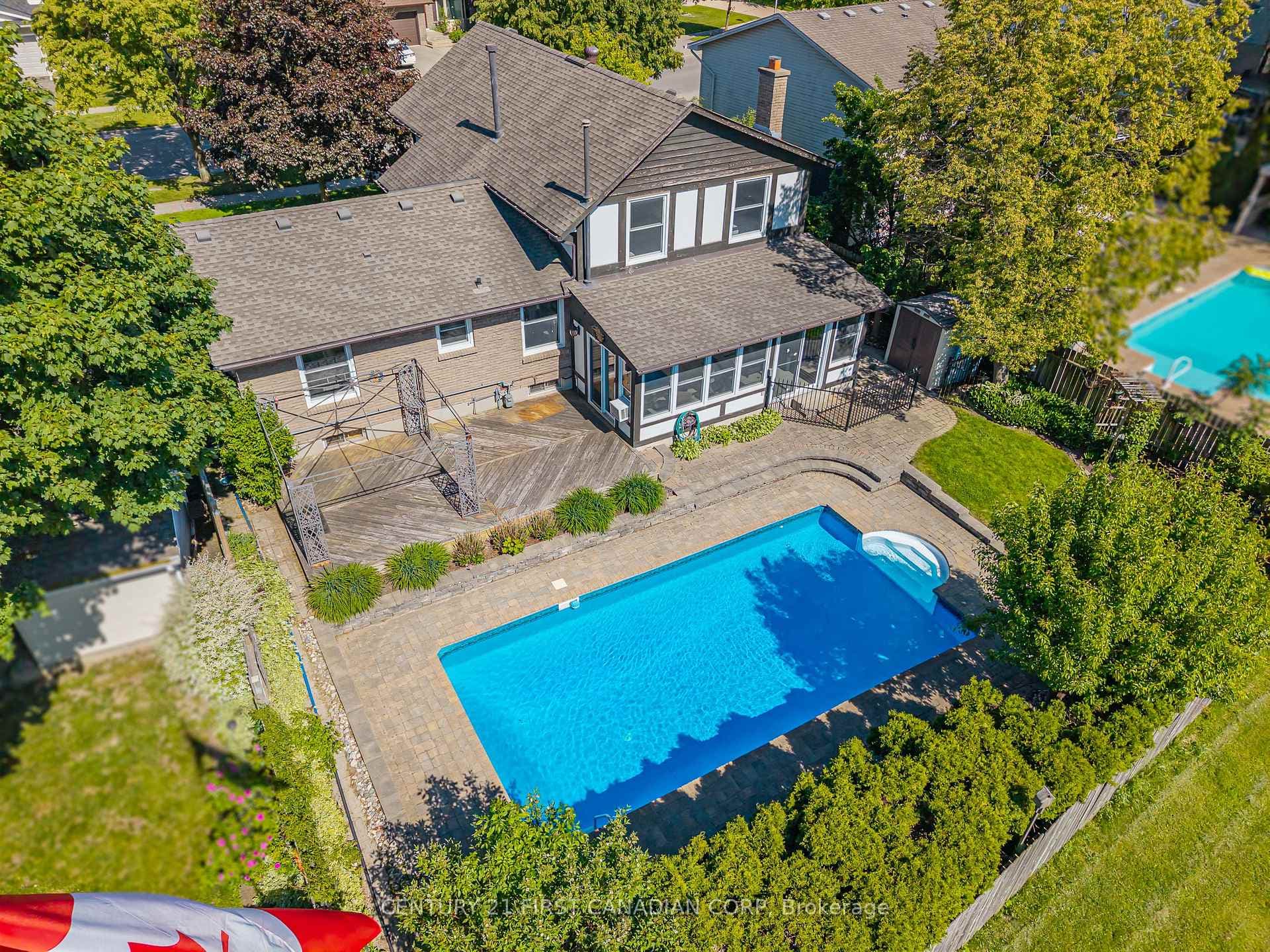 923 Farnham Road photo 3