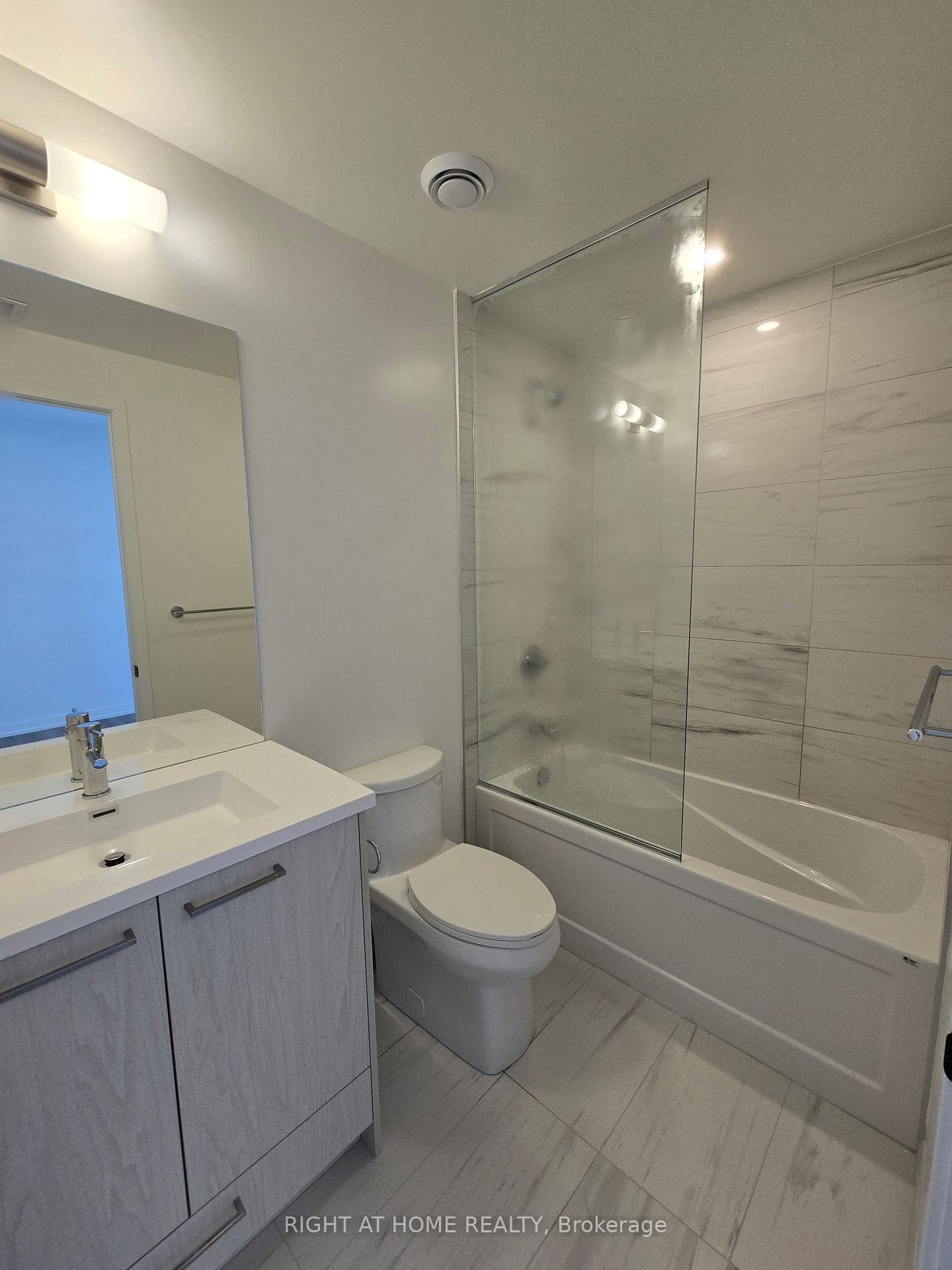 28 Interchange Way Unit 3903 photo 6