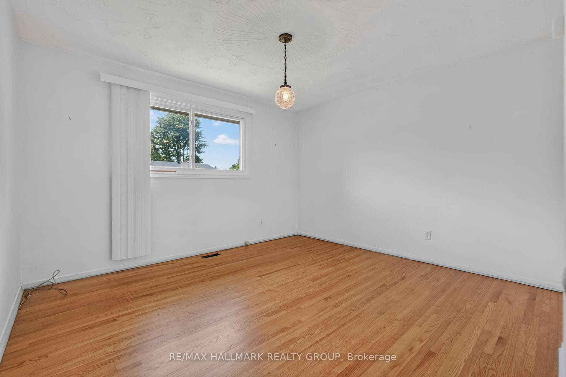 738 Stiles Crescent photo 23