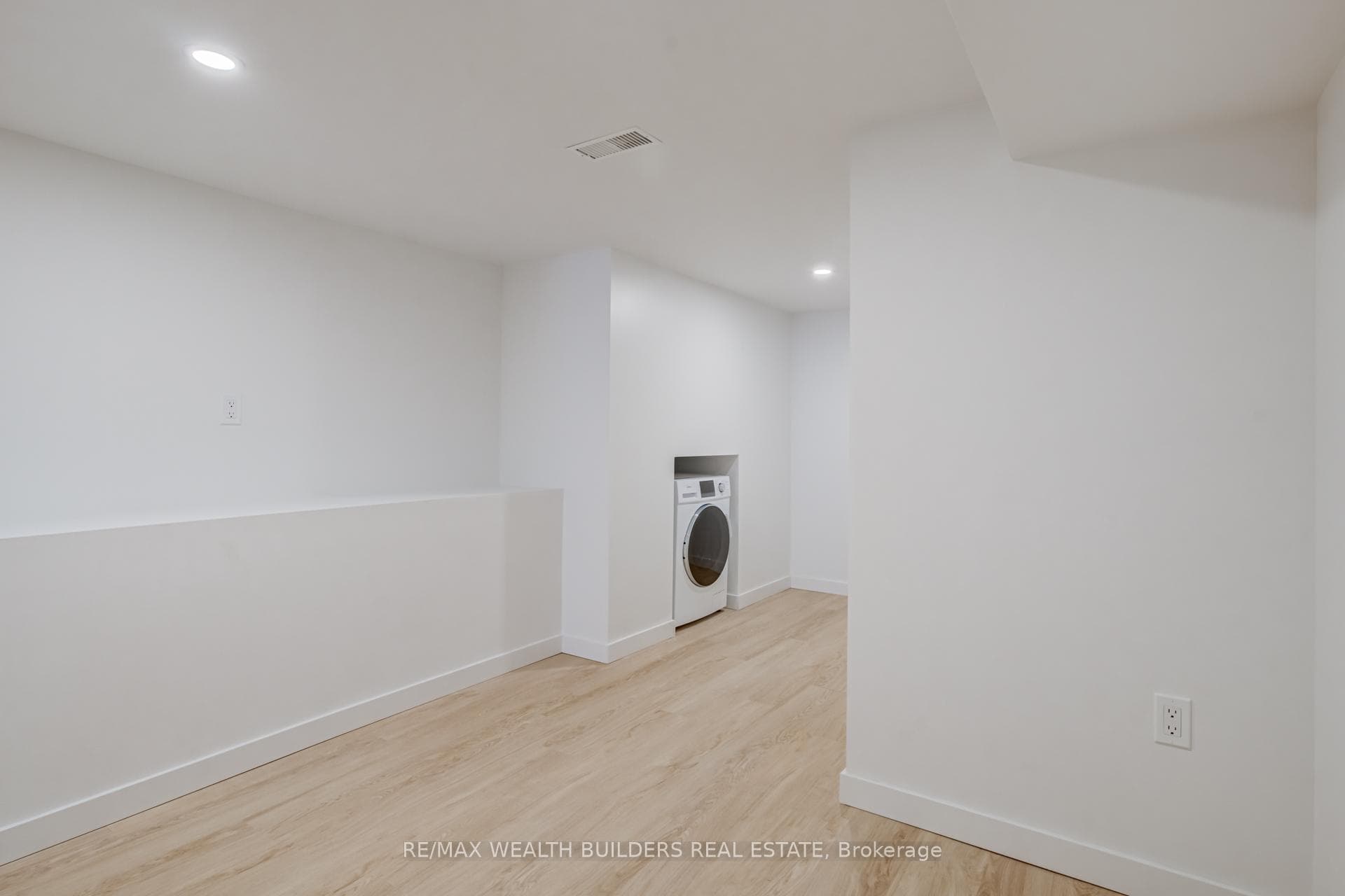 2443 Dundas Street photo 14