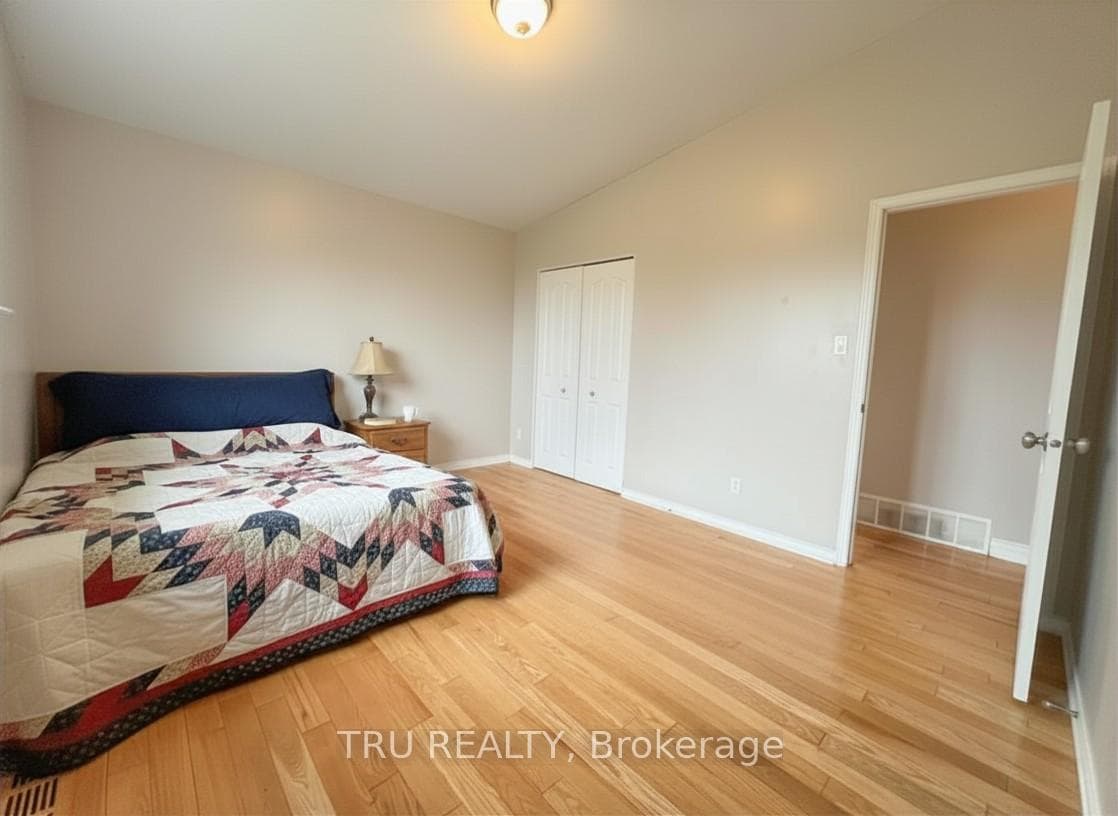 2422 Ouellette Road photo 12