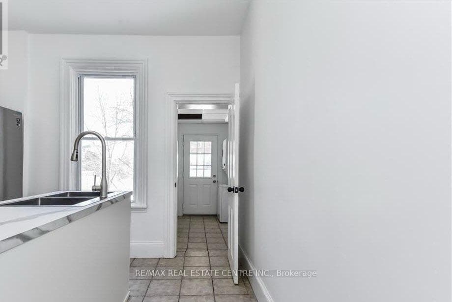 159 Wellington Street photo 19