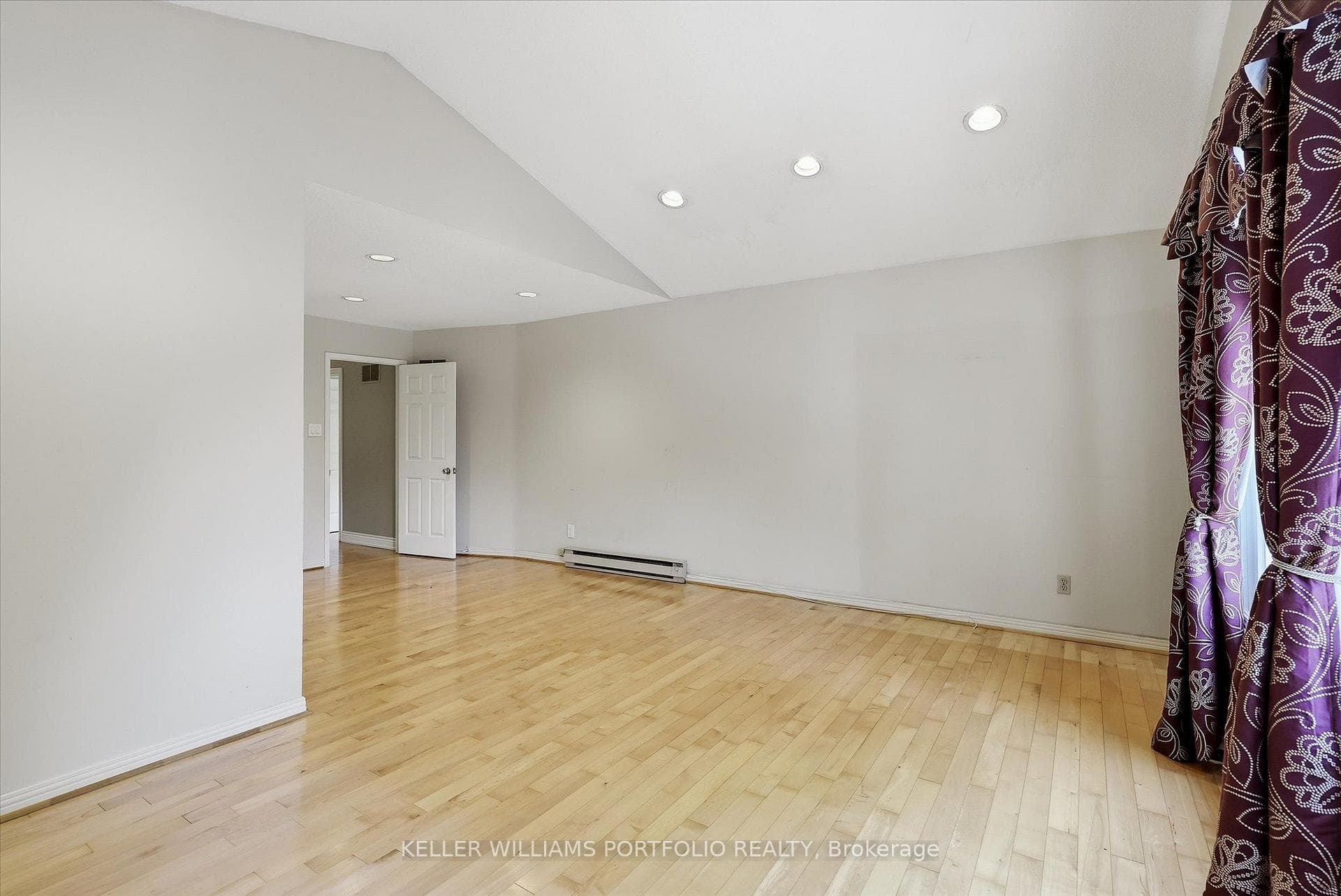 73 Jessica Gardens photo 22