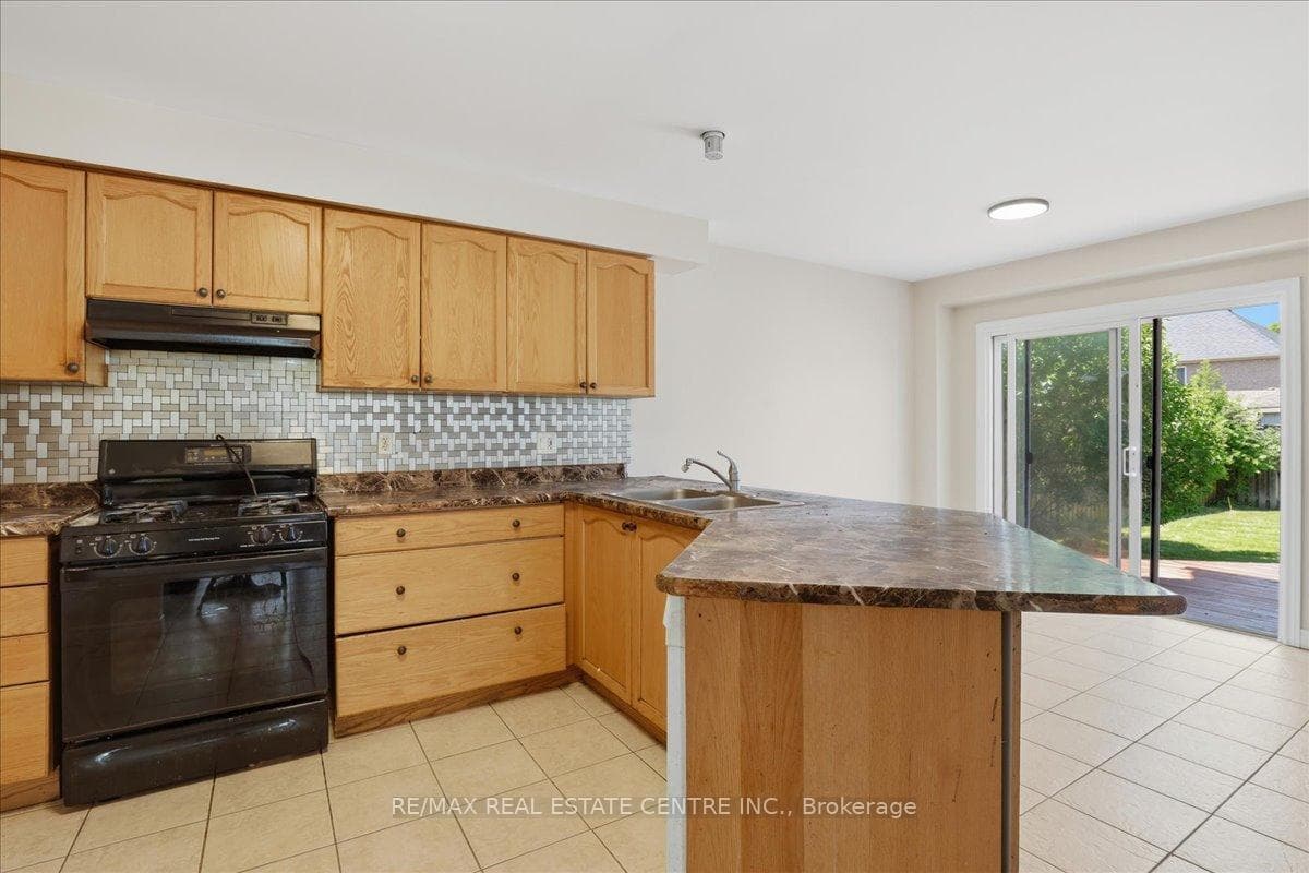 43 Decaro Crescent photo 4