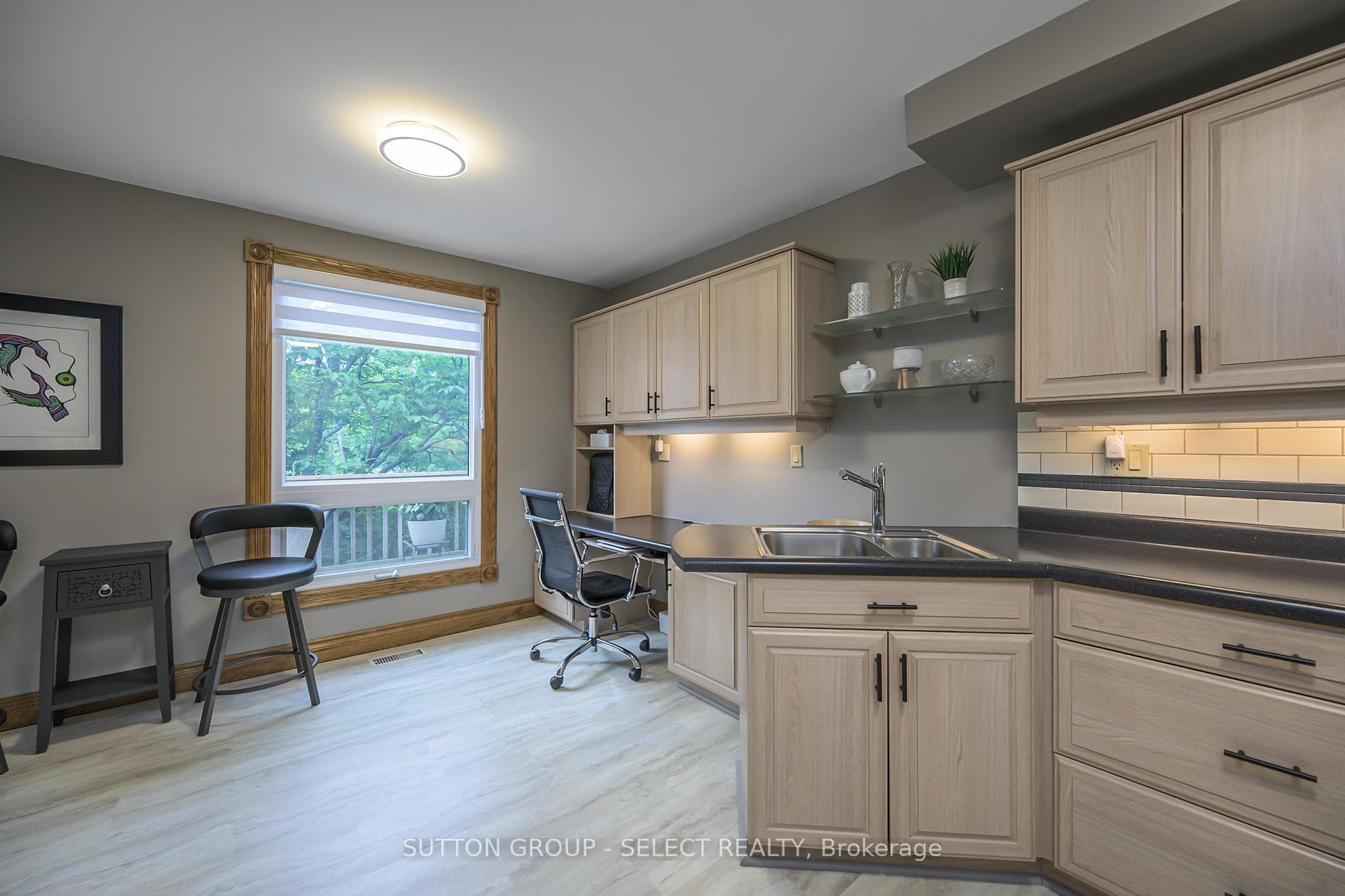 281 Everglade Crescent photo 11