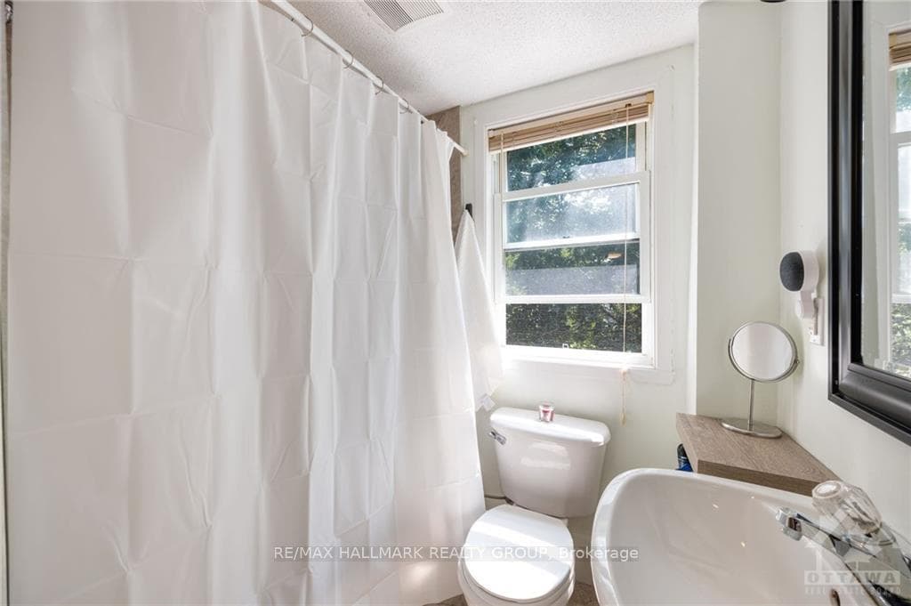 1183 LAURIER Street photo 25