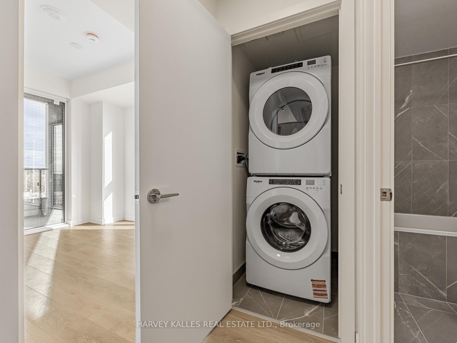 1037 The Queensway N/A Unit 425 photo 20