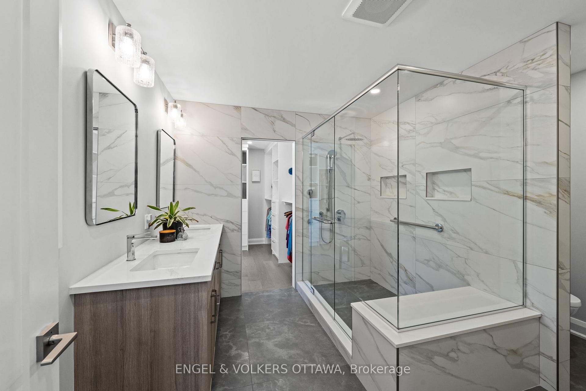 51 Lismer Crescent photo 24