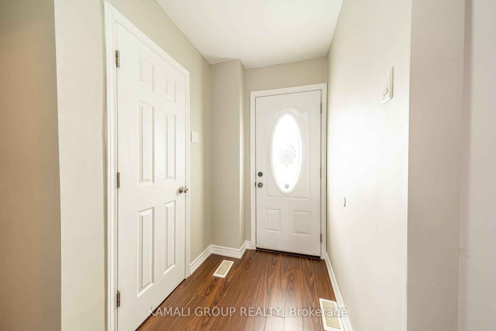 913 Carnaby Crescent photo 3