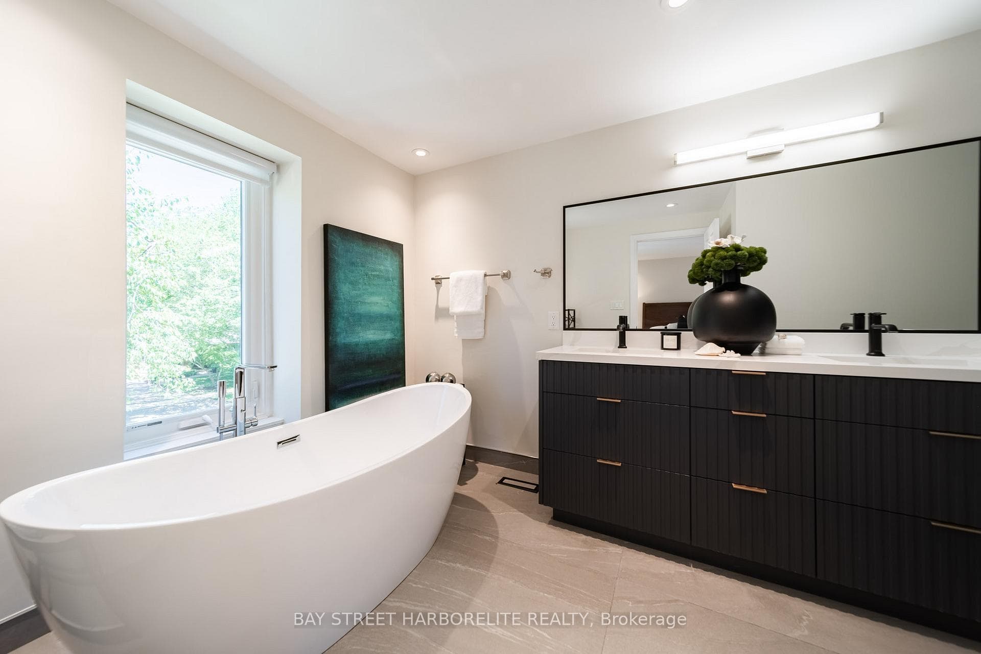 2366 Devon Road photo 17