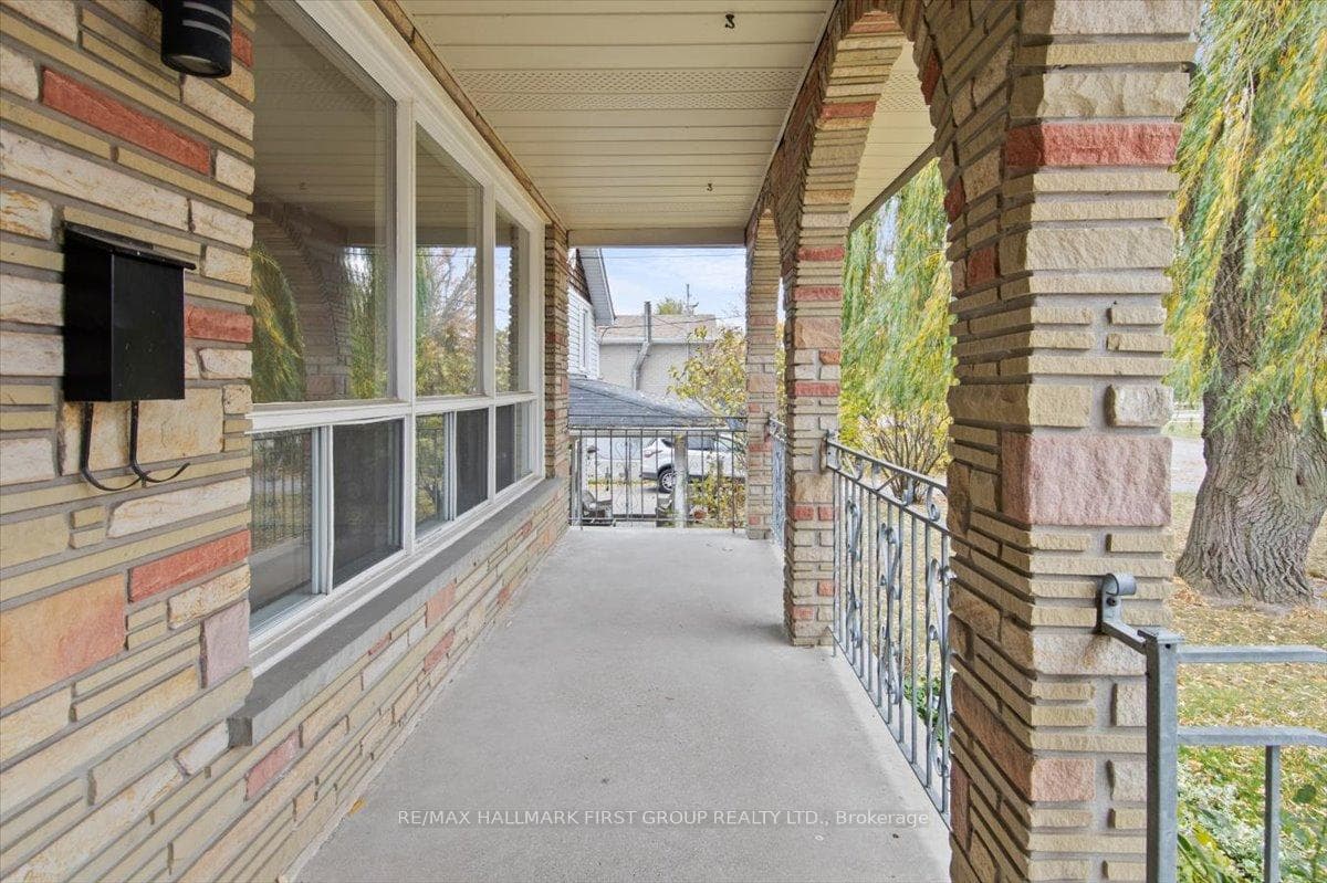 733 Victory Drive photo 2