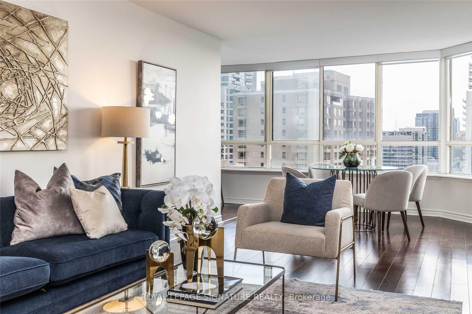 Open Concept Living / Breakfast