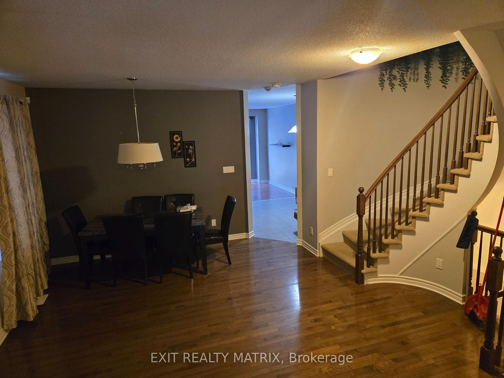717 Hazelnut Crescent photo 2