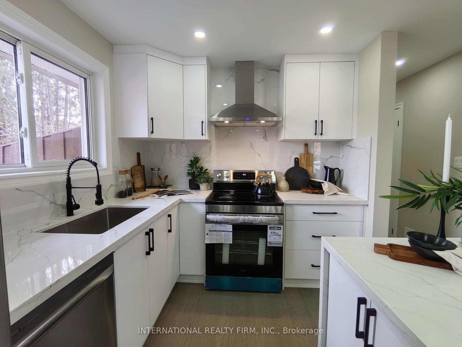 463 Rossland Road photo 9