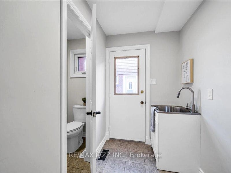77 Robinson Crescent photo 18