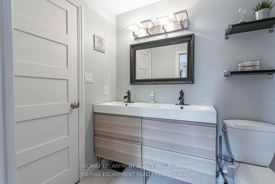 2323 Glastonbury Road photo 20