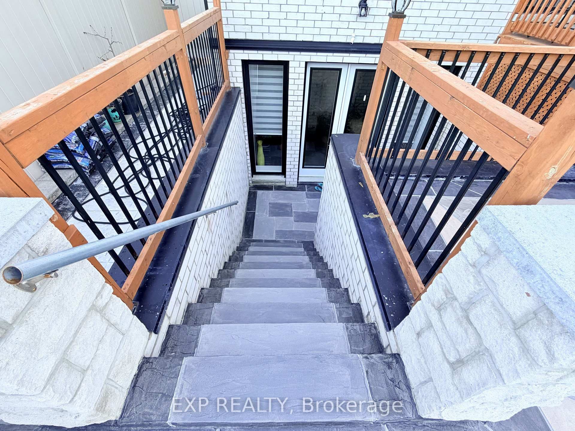 1606 Sandhurst Crescent Unit Lower photo 7