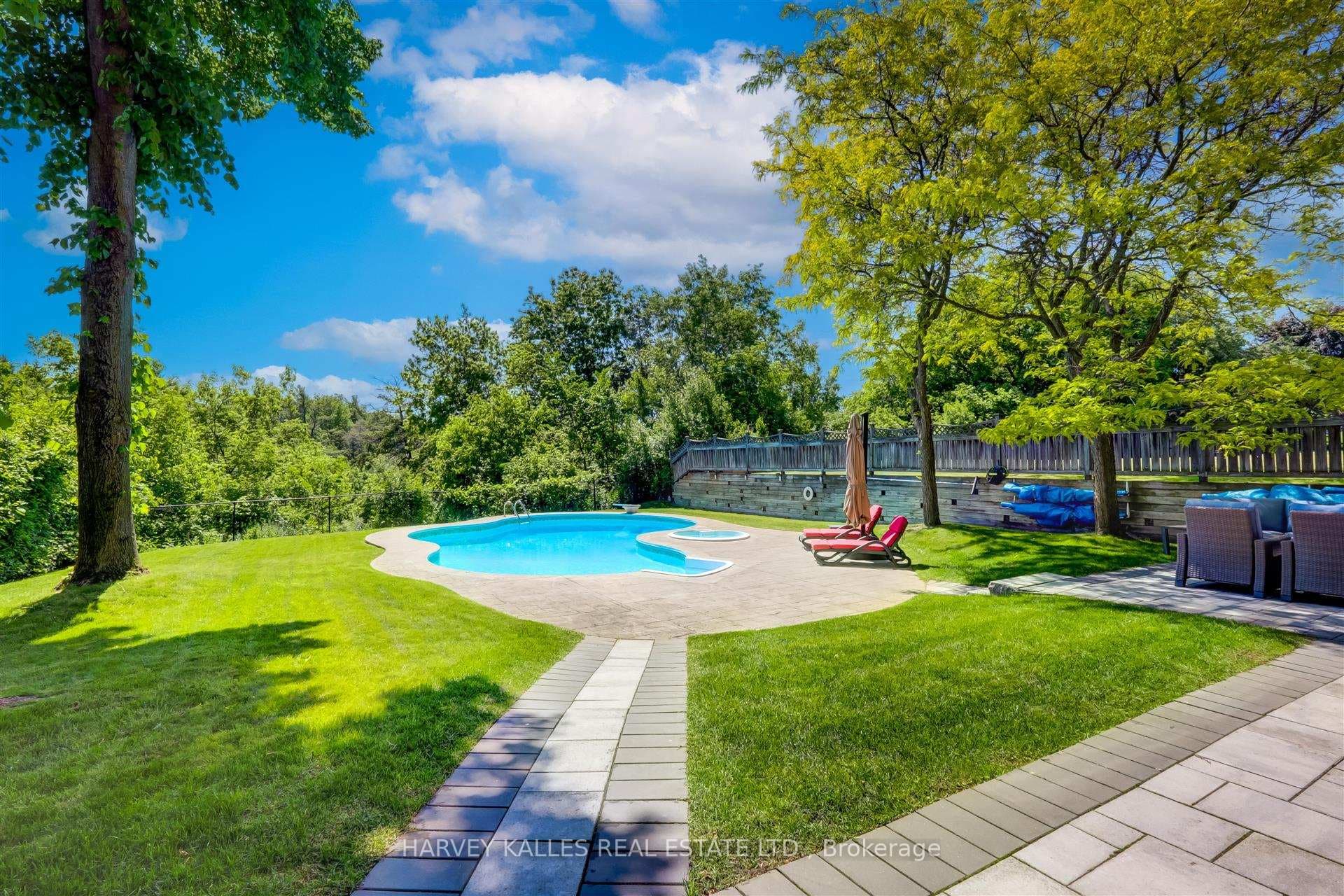 60 Prince Edward Boulevard photo 32