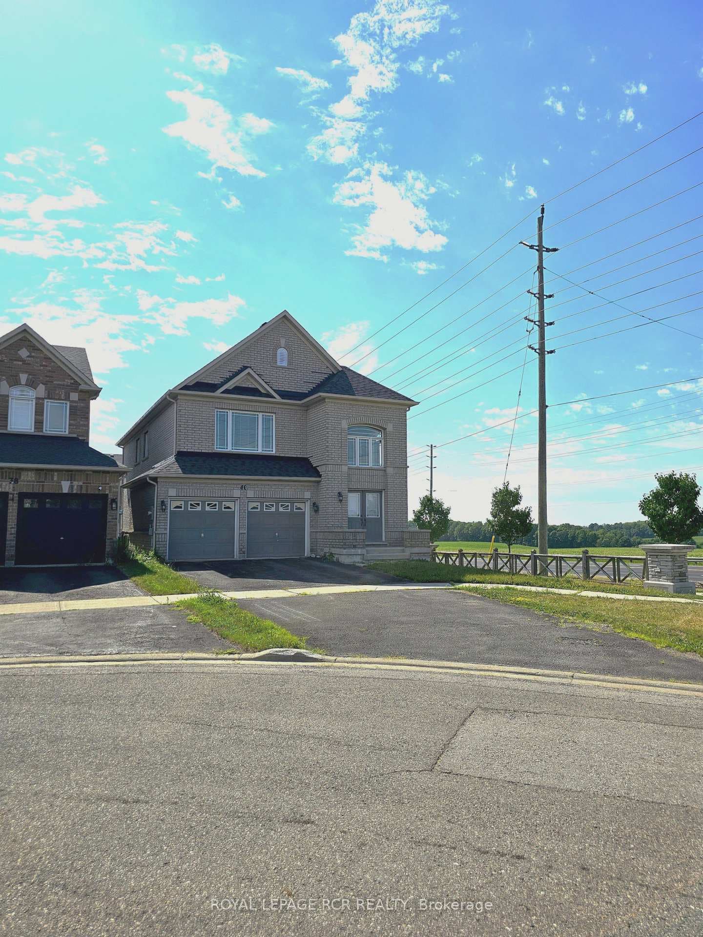 40 Thatcher Crescent photo 2