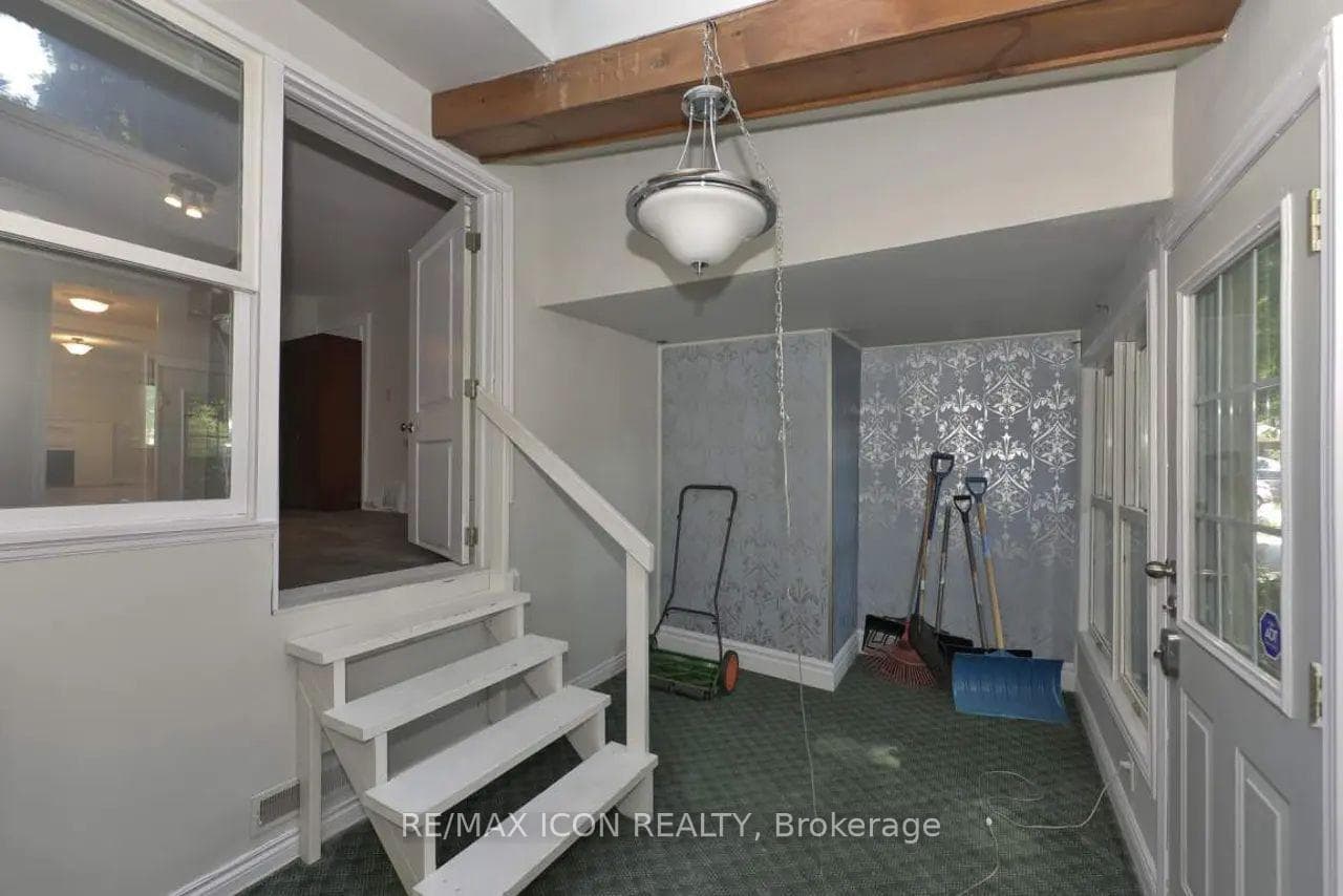 525 Grosvenor Street photo 21