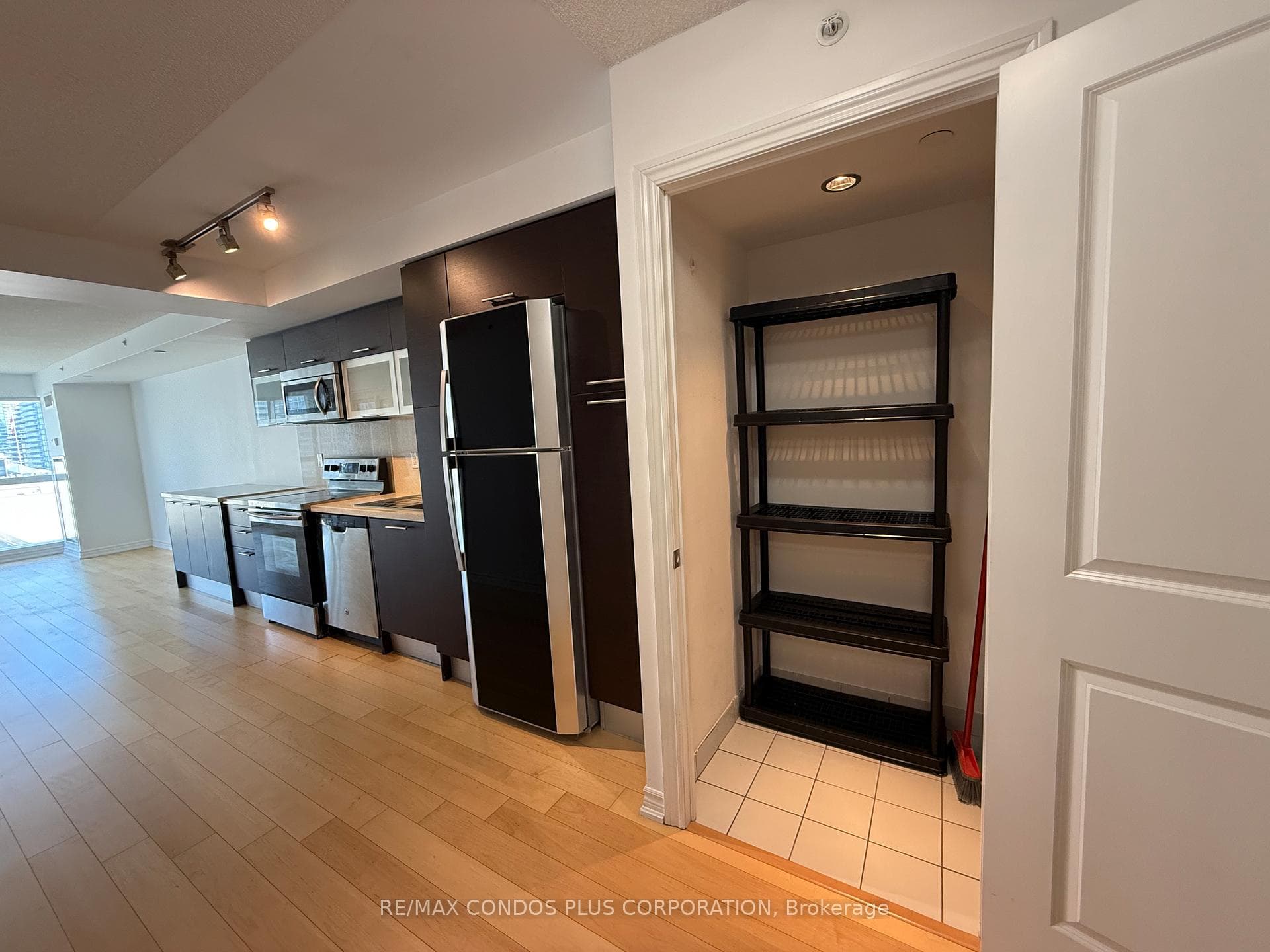386 Yonge Street Unit 1616 photo 4
