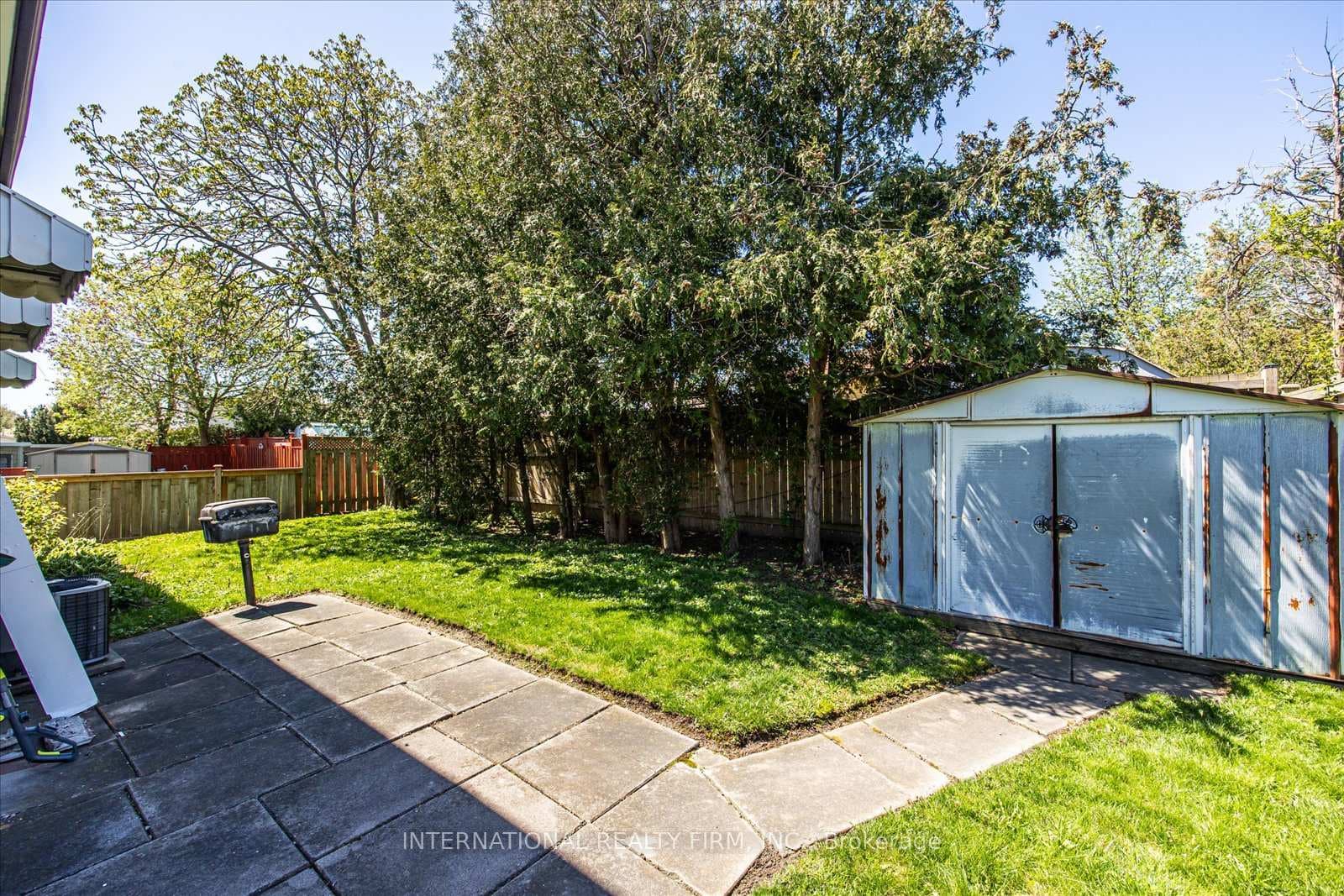 560 Tennyson Avenue photo 29