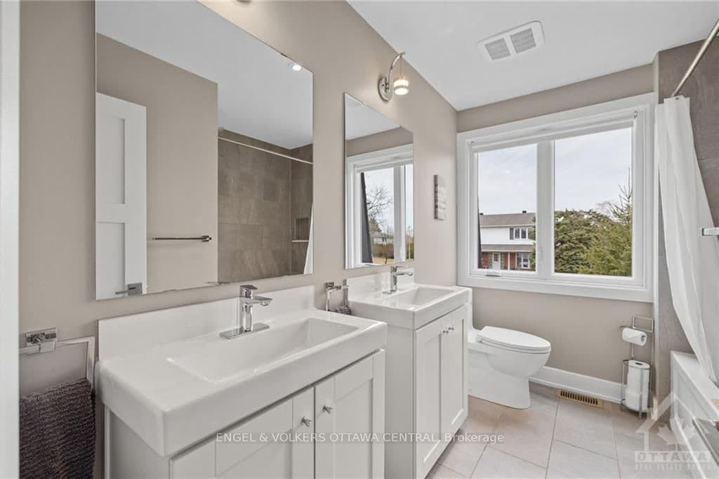 1360 HOLMES Crescent photo 19