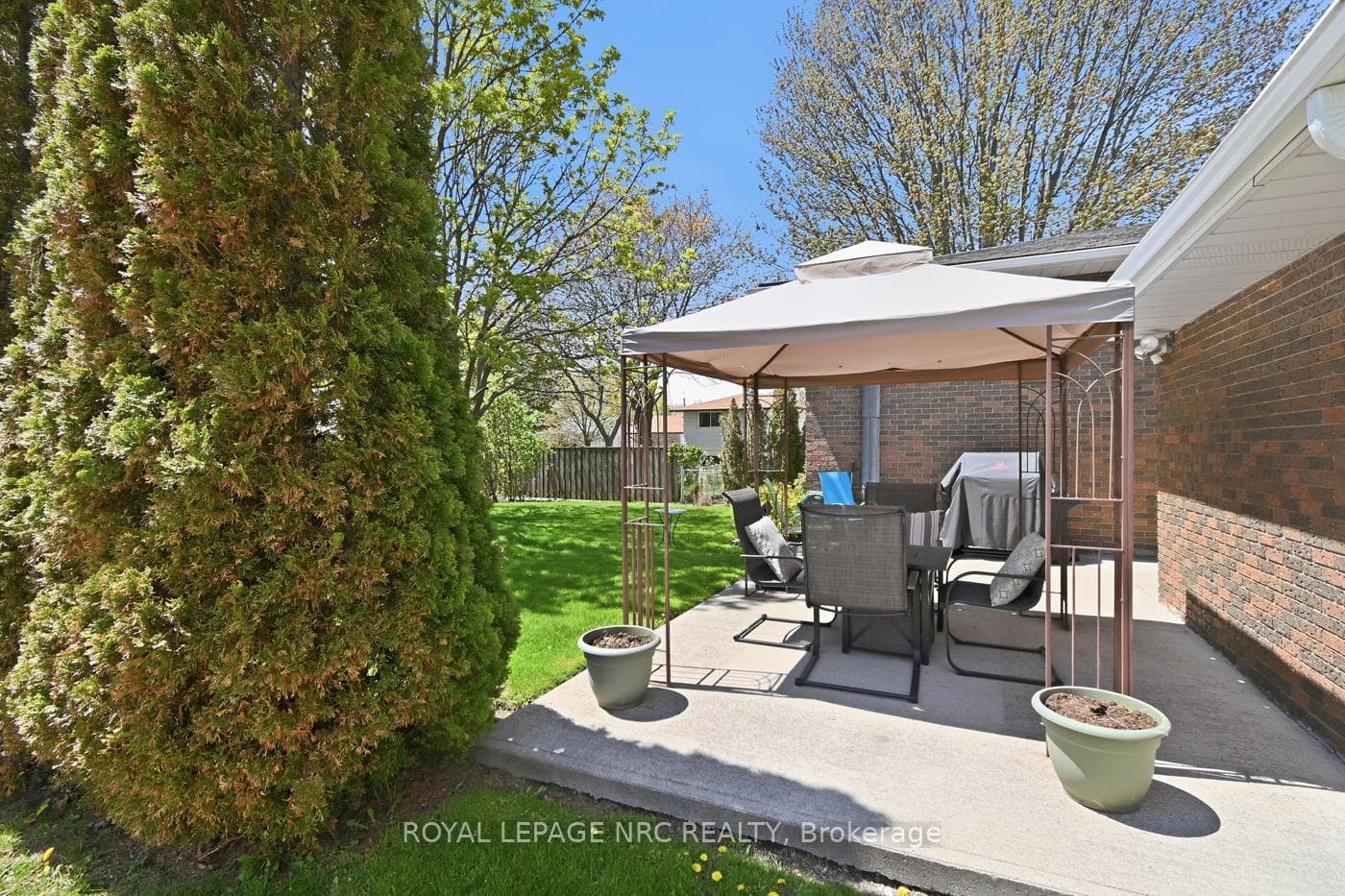 520 Clarence Street photo 45