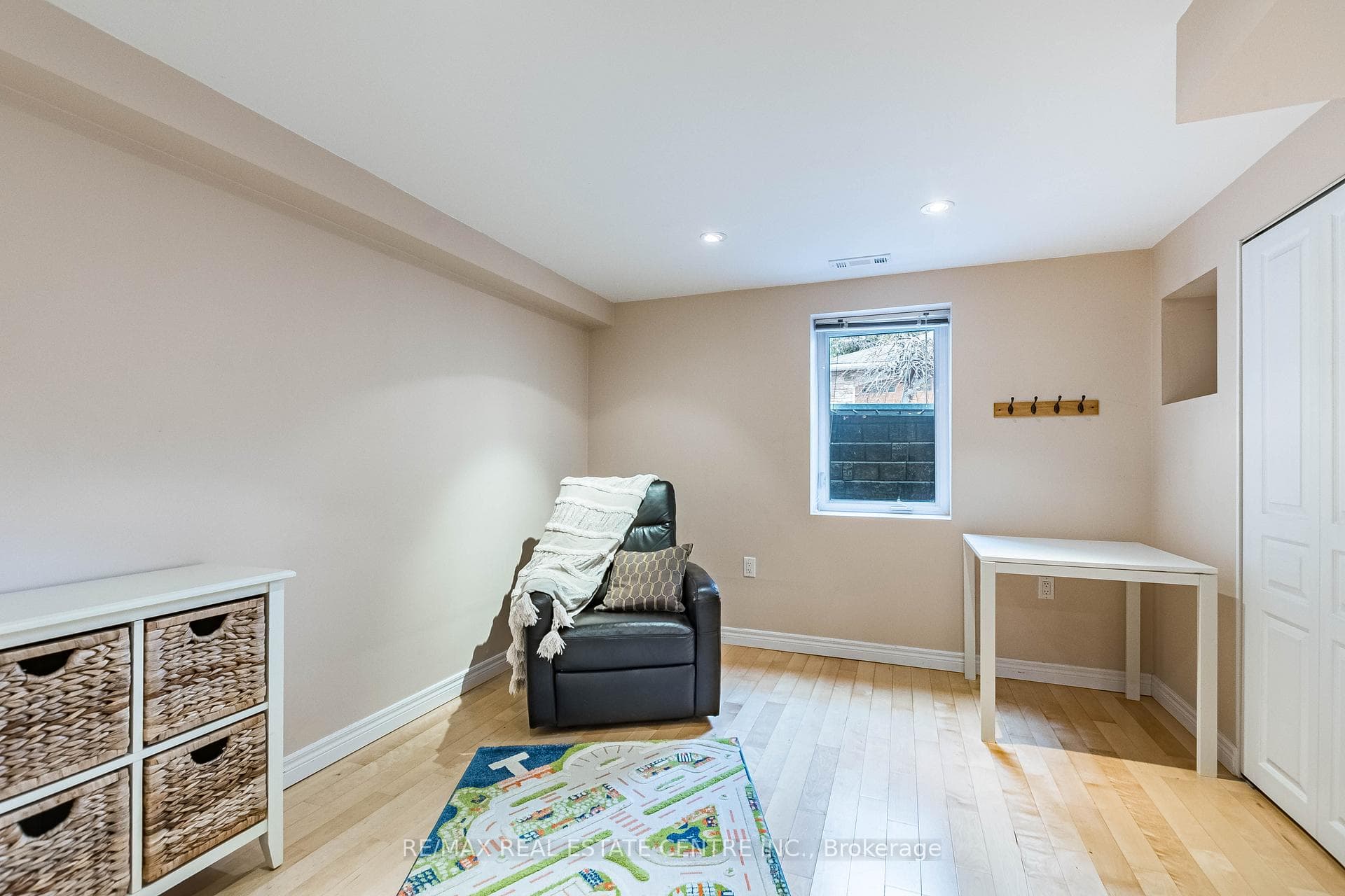 37 Maple Avenue photo 30