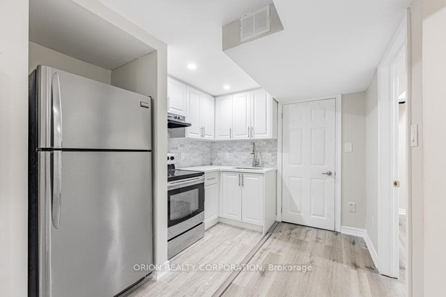 16 Fry Crescent photo 29