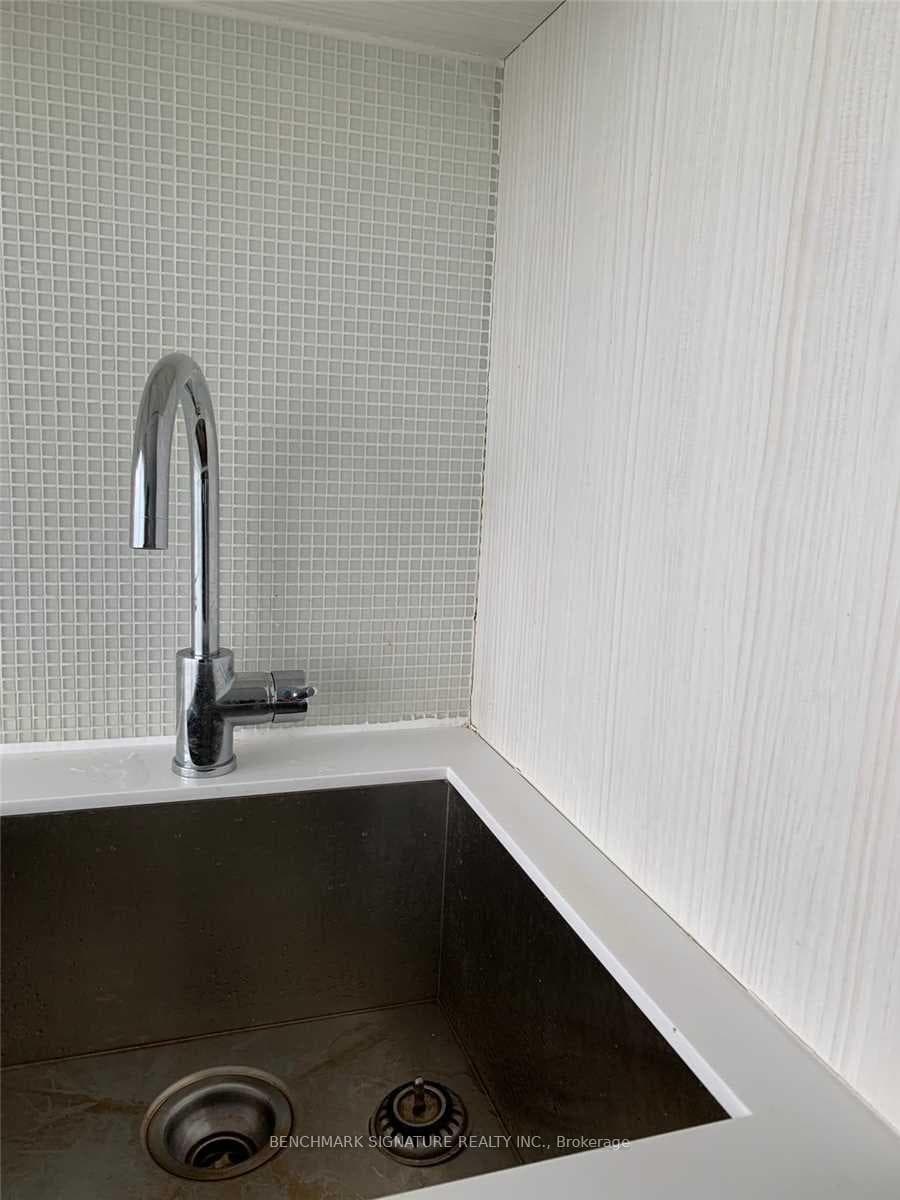 197 Yonge Street Unit 4808 photo 4