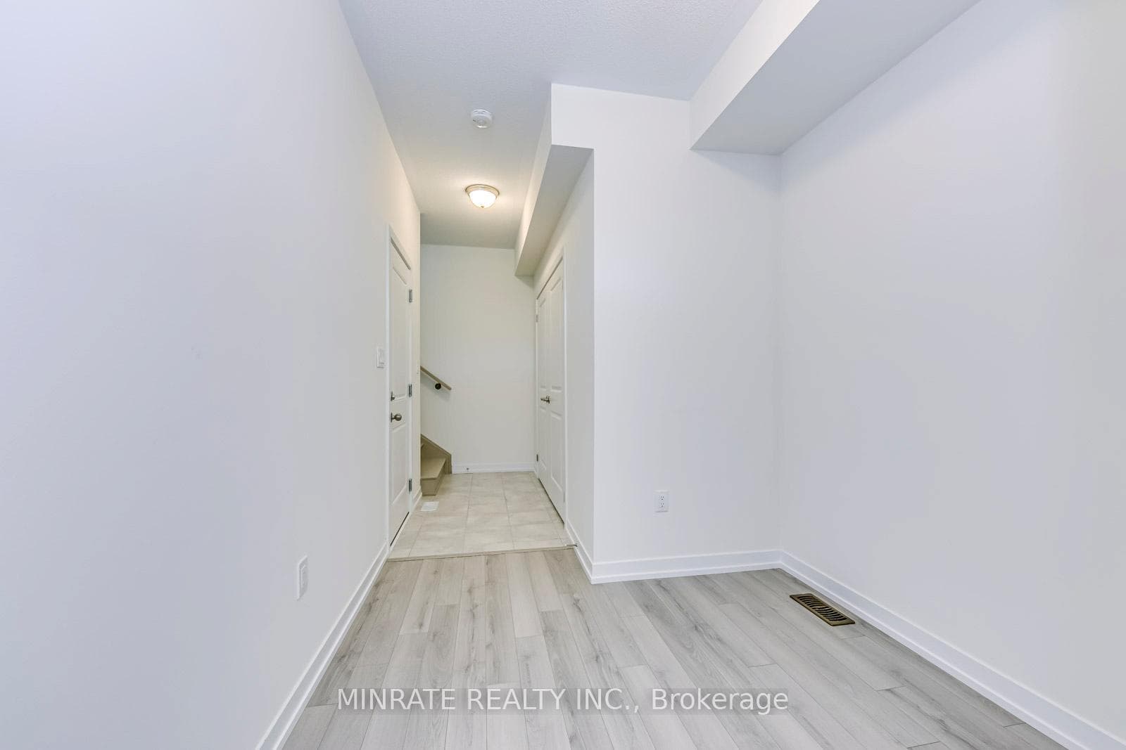 1544 Wellwood Terrace photo 3