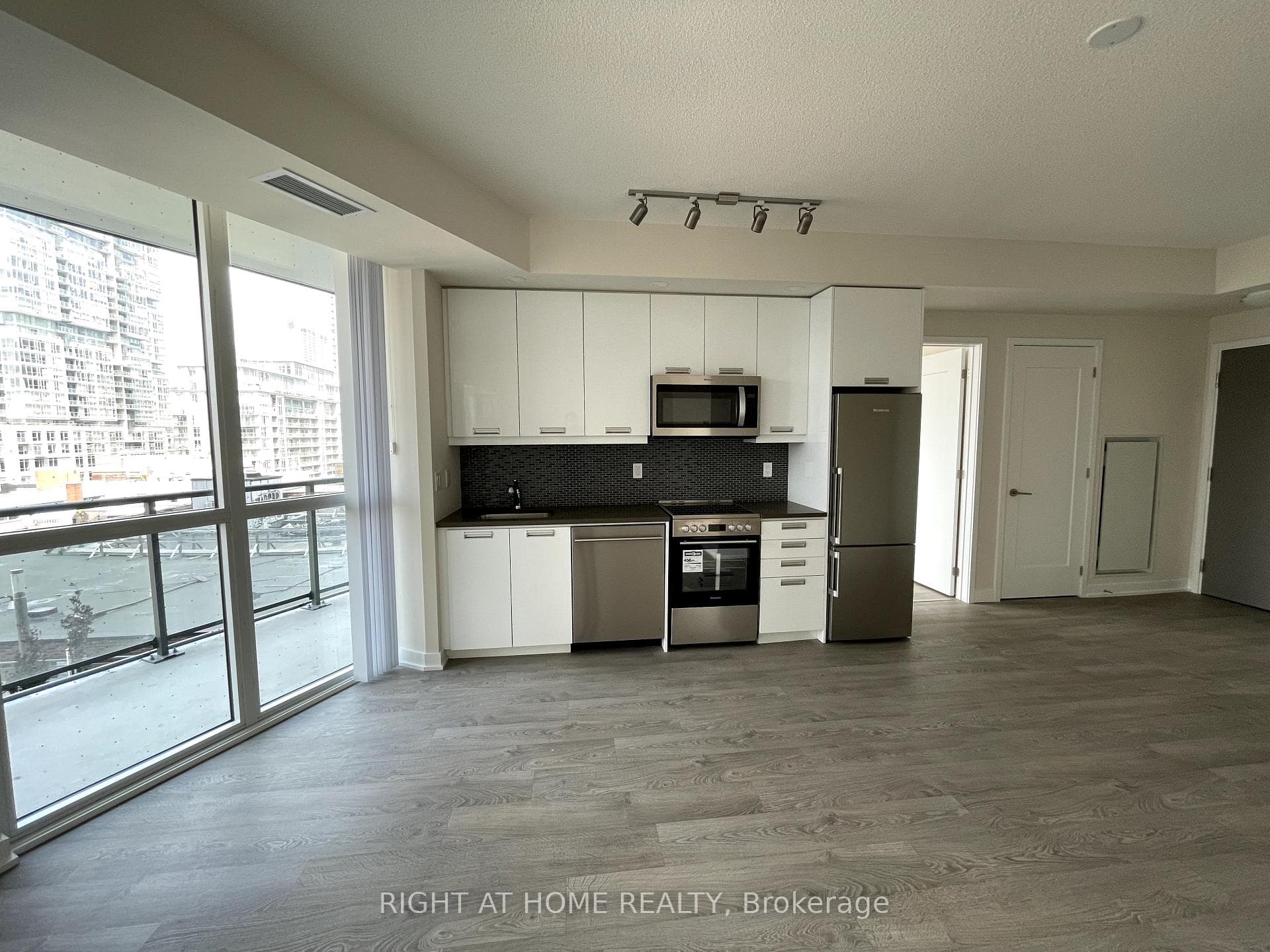 99 John Street Unit 806 photo 3
