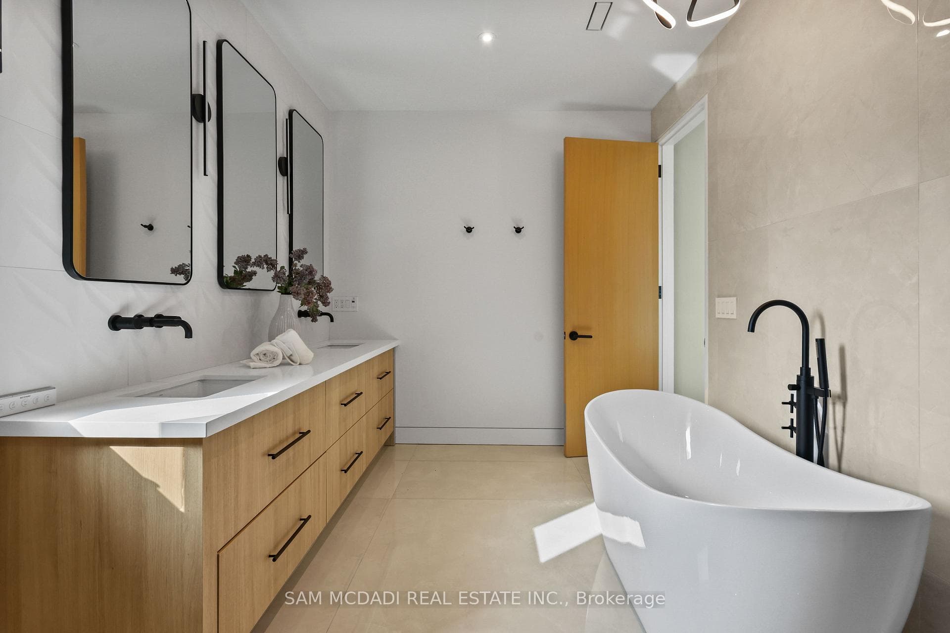 2186 Harcourt Crescent photo 27