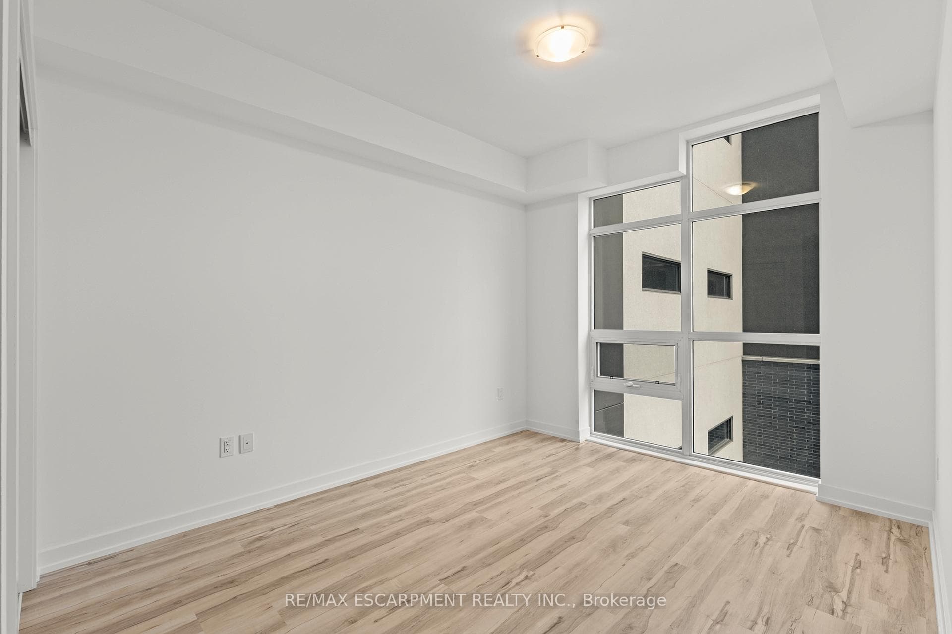 460 Dundas Street Unit 422 photo 14