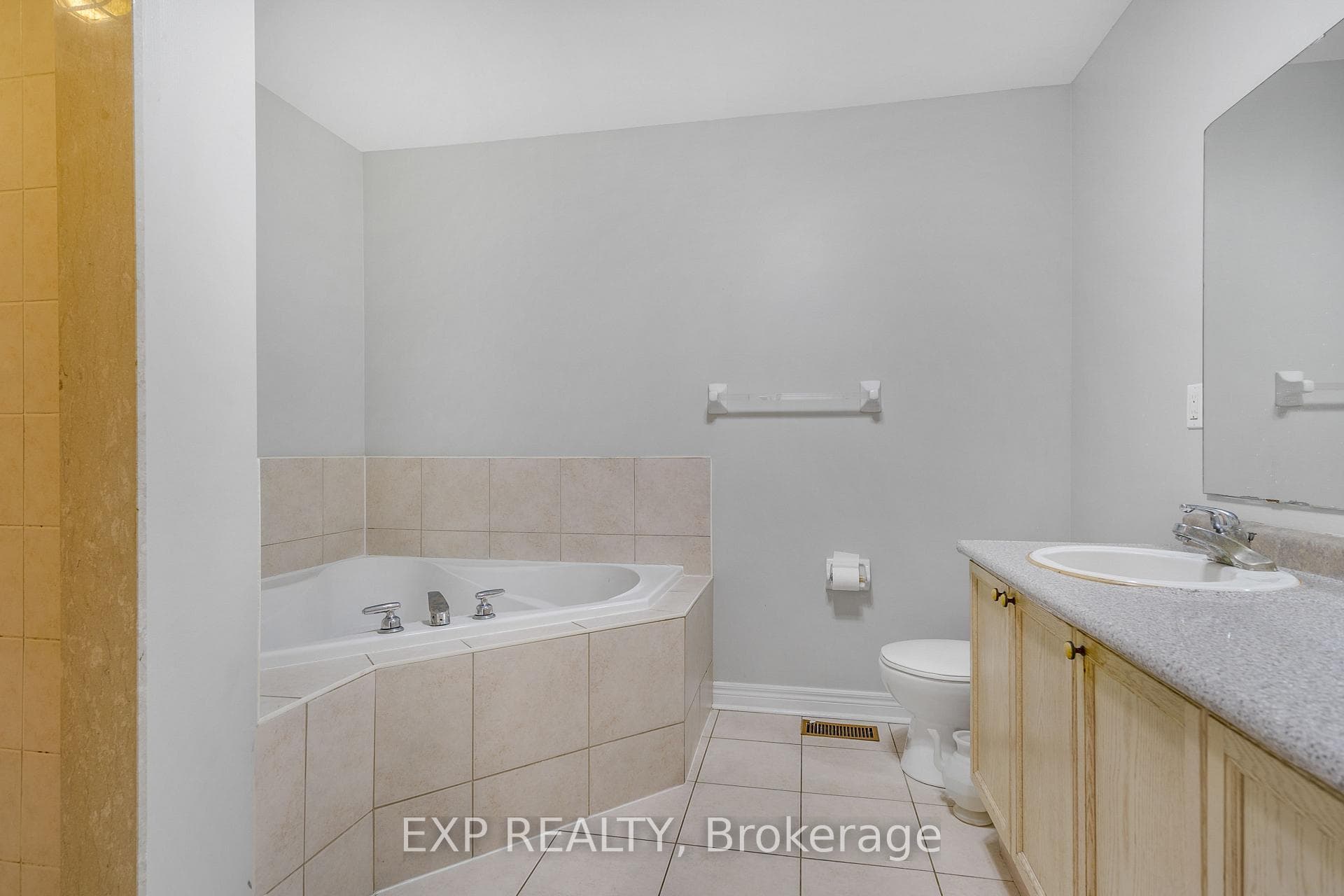 5 Pc Ensuite w/ Primary
