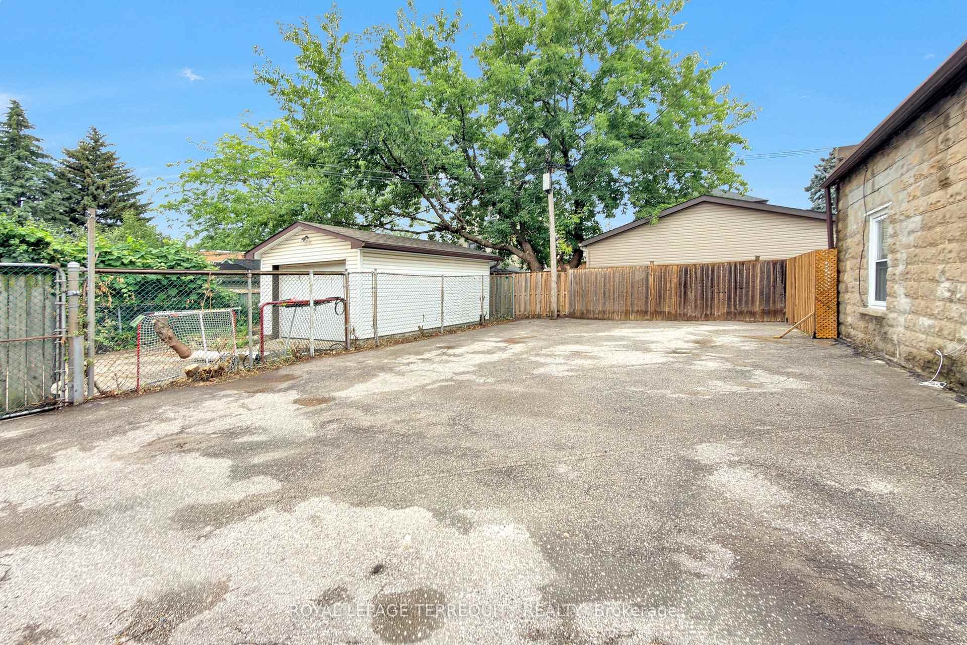 372 St Johns Road photo 34