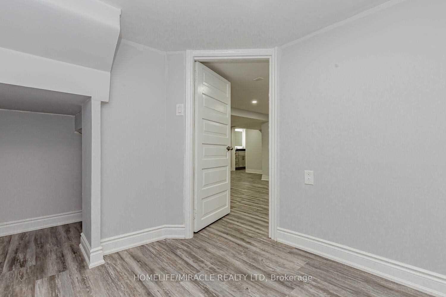 280 Cedar Crescent photo 36