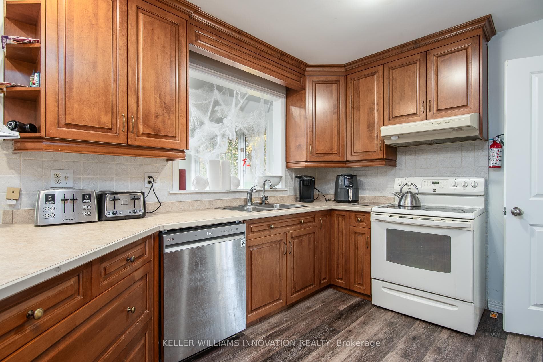 131 Elgin Crescent photo 13