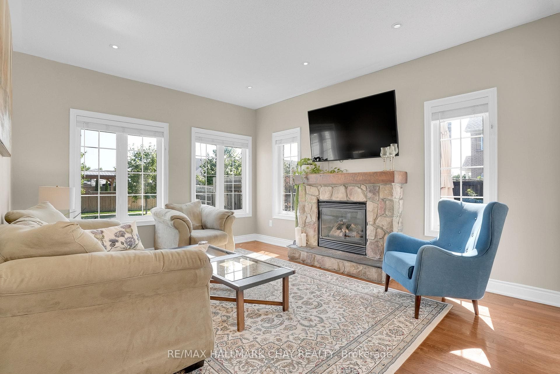 2 Versailles Crescent photo 7